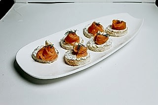 Тосты с творожным сыром и лососем