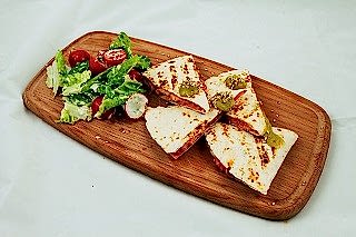 Кесадилья с курицей и чесночным салатом